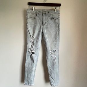 American Eagle distressed light wash super stretch X size 8 short jeggings